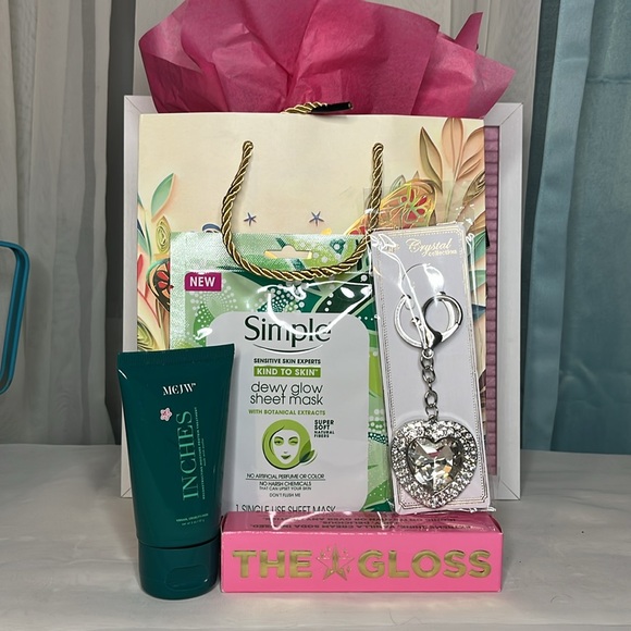 Other - Gift Bag & Beauty Bundle